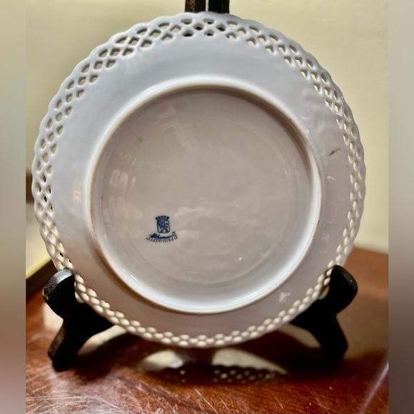 Schumann Bavaria reticulated porcelain plate with gold trim and Dresden floral. - Picture 8 of 9